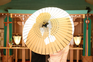 厳かな雰囲気の神殿で。。。