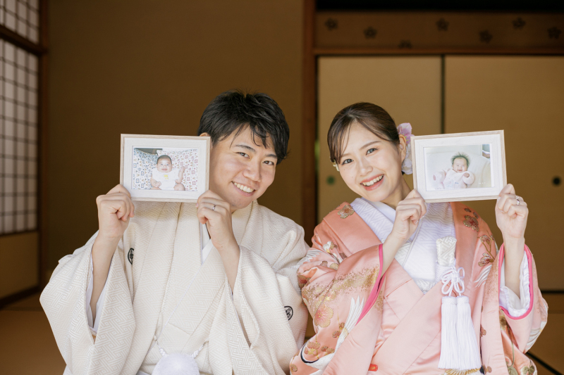 子供の頃の写真を持ってパシャリ!