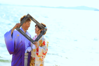和装で海ロケーション