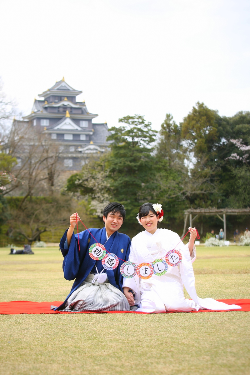 お城の前で正座