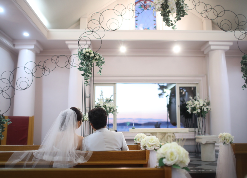 海が見える式場でウェディングフォト撮影