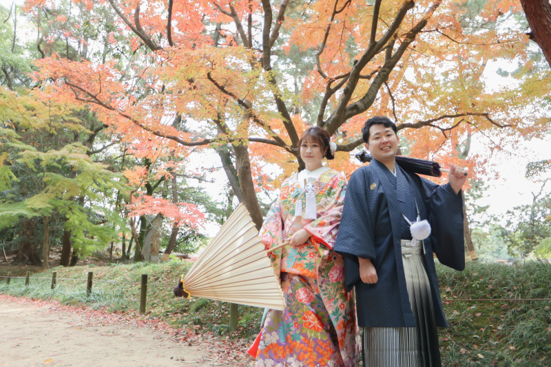 紅葉をバックに