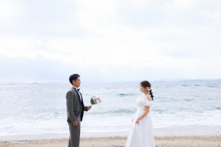 キラキラ輝く海を背景にドラマチックな撮影を