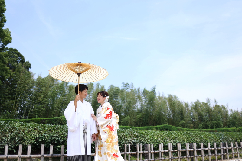 青空をバックにお2人の笑顔が映えます!爽やかな1枚です♪