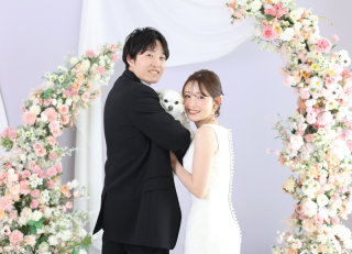 わんちゃんと、おふたりの柔らかい表情が素敵な1枚