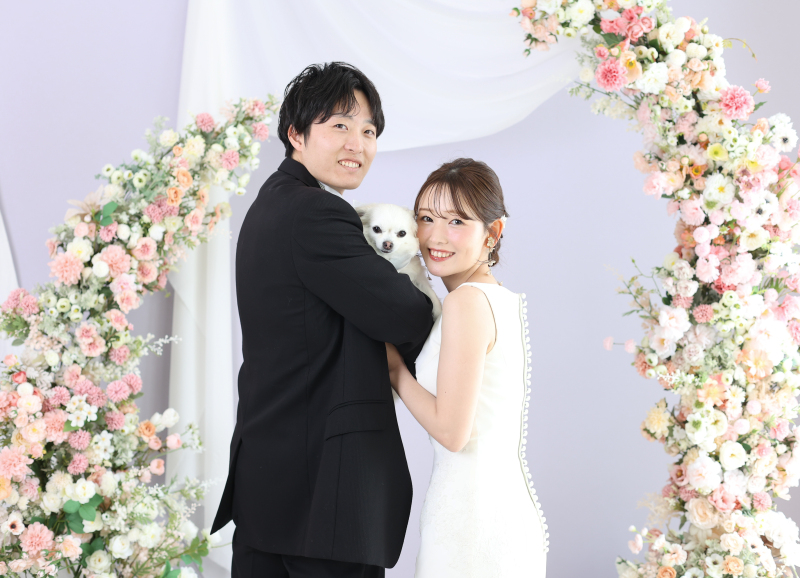 わんちゃんと、おふたりの柔らかい表情が素敵な1枚