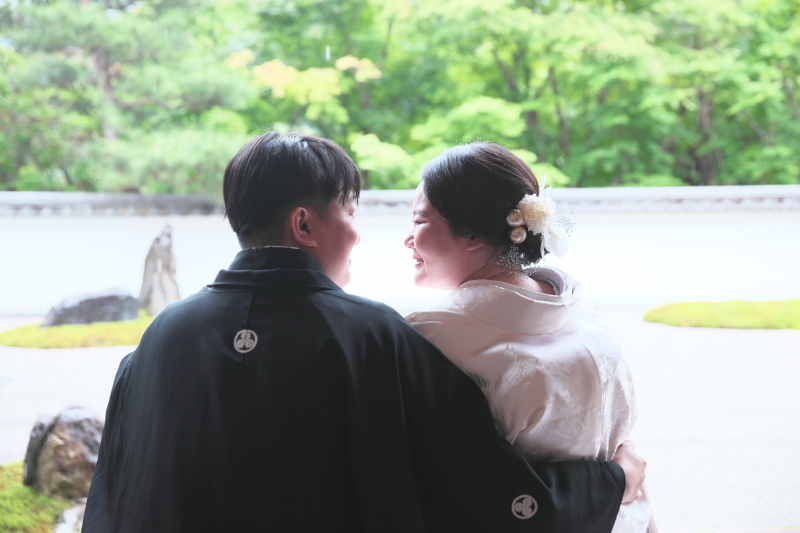 寄り添う背中に、未来を重ねて