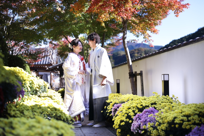 菊に彩られた廊下で見つめ合うふたり
