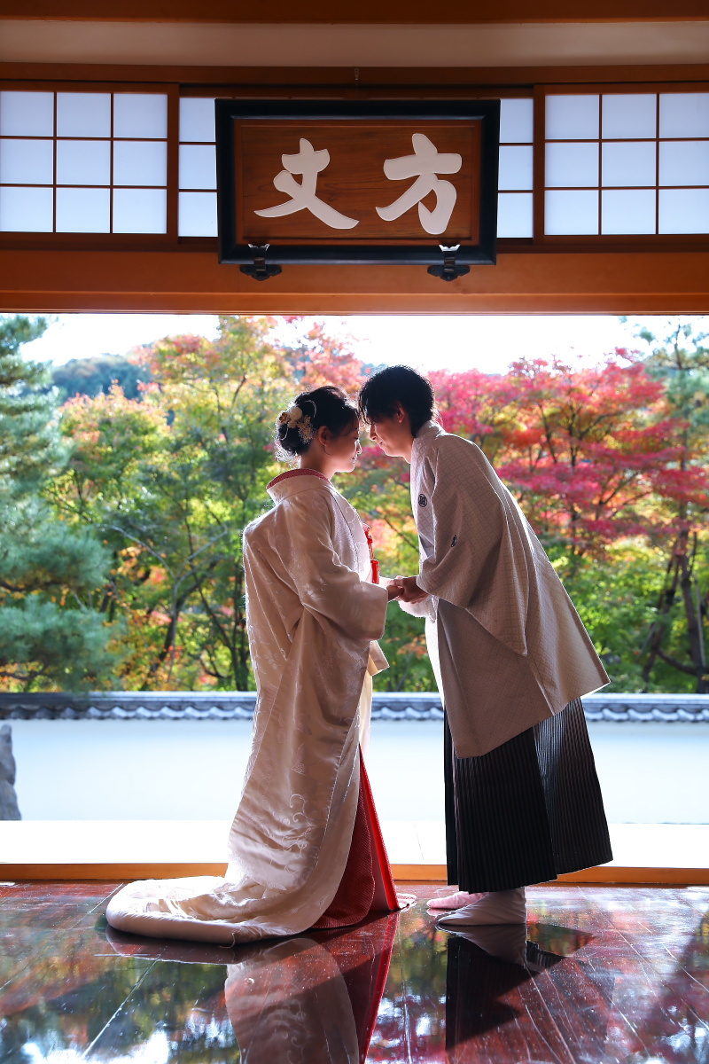 色づき始めた紅葉と床もみじ