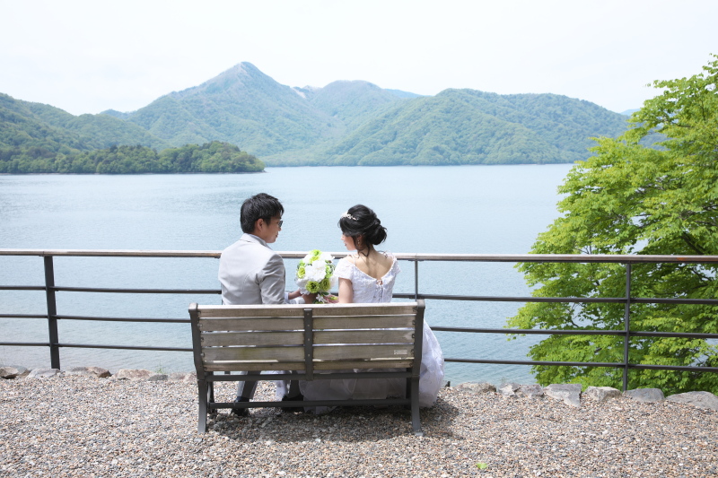 湖を望むベンチで語らう未来