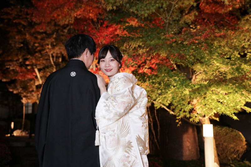 赤く染まった紅葉と白無垢