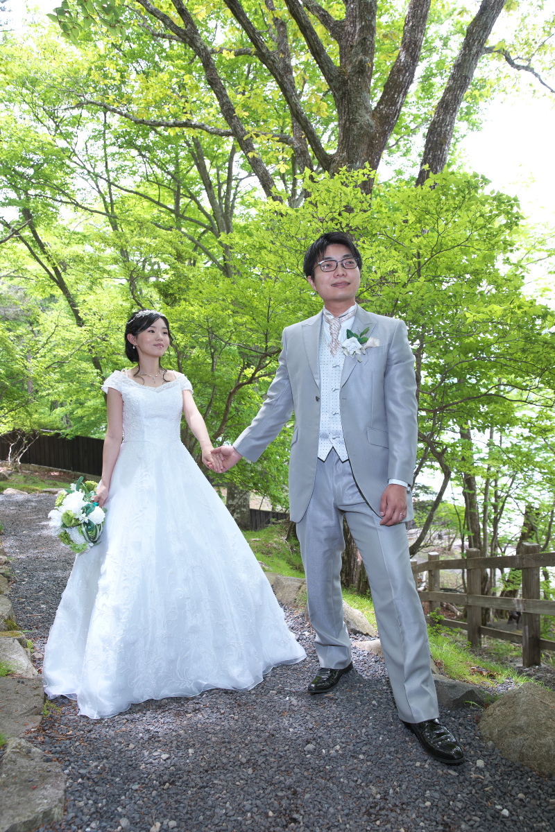 湖畔の小石路、未来への一歩