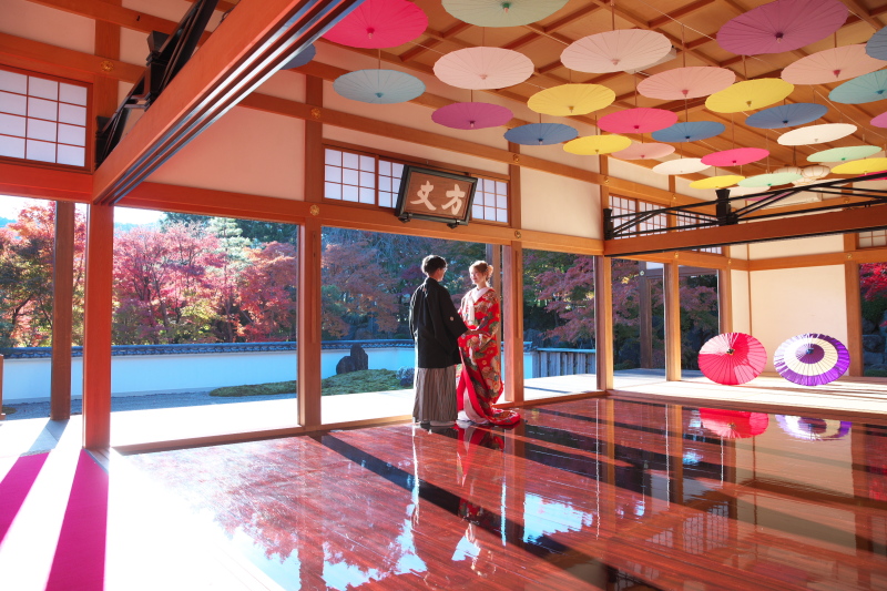 床もみじに包まれる、ふたり