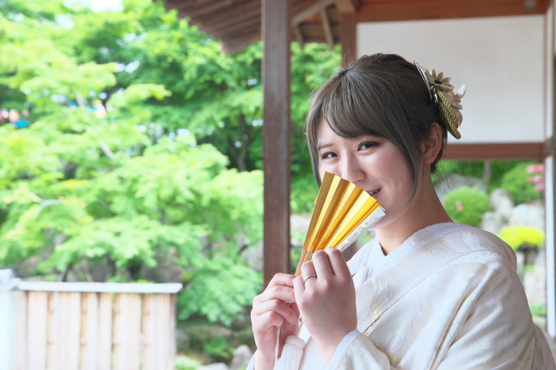本堂で微笑む白無垢の花嫁