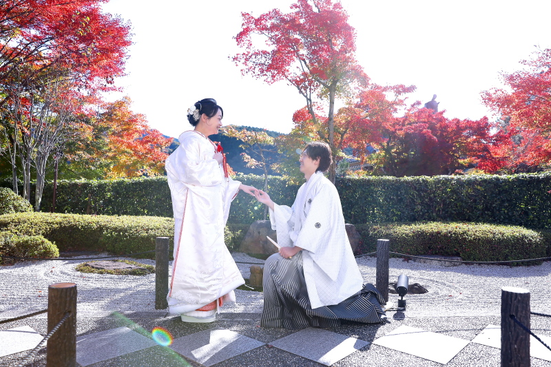 紅葉に誓う、永遠を願うプロポーズ