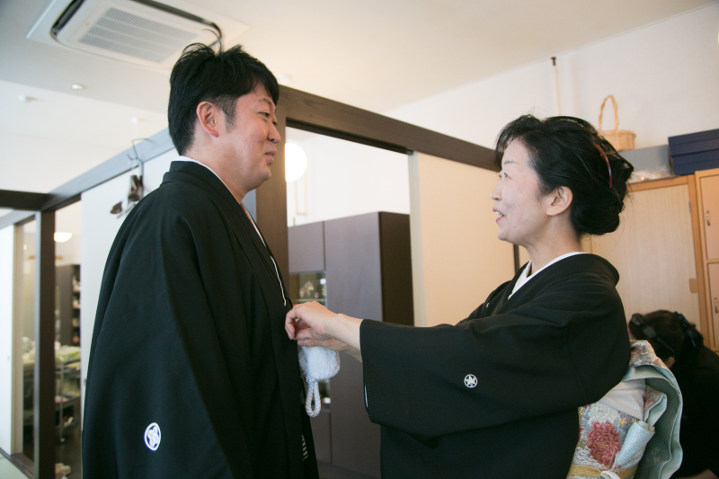 ご新郎さまのお支度の最後はお母様の手で