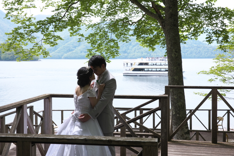 緑に囲まれた愛のポートレート