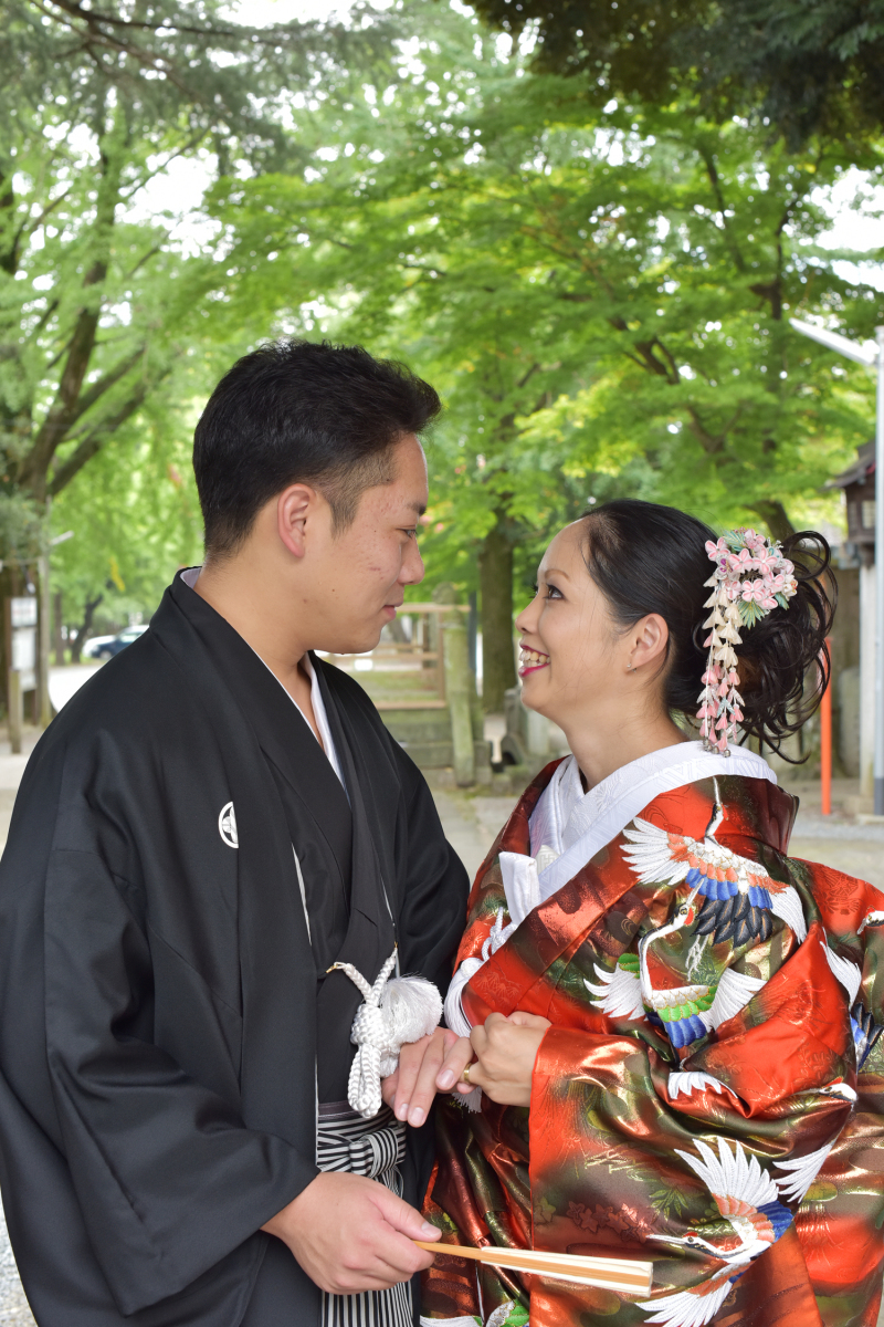 個性的な色打掛が緑に映えますね♡