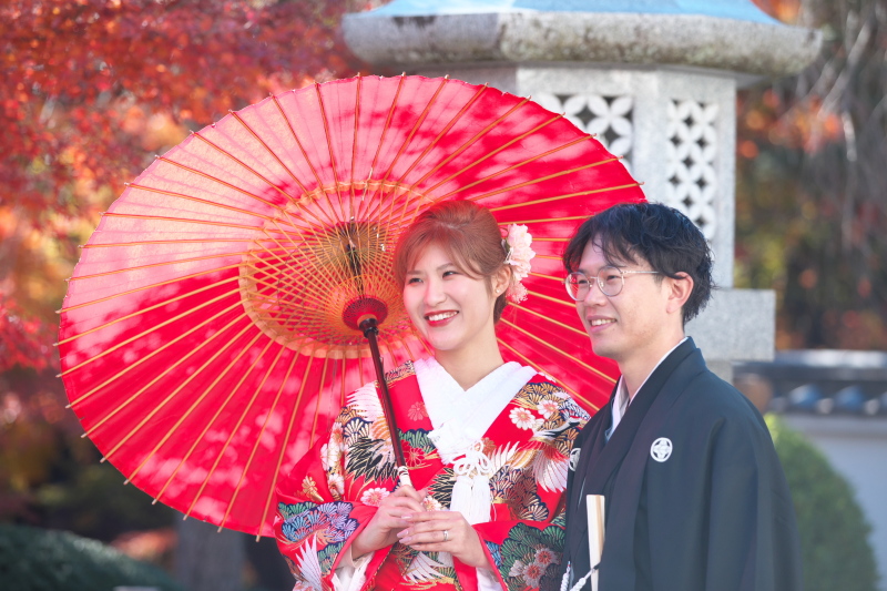 紅葉に映える、番傘の色