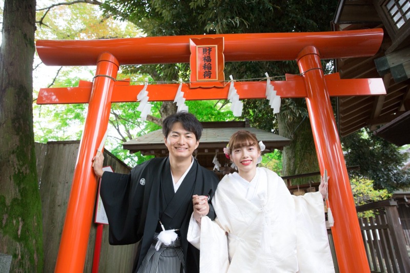 赤い鳥居の前でも