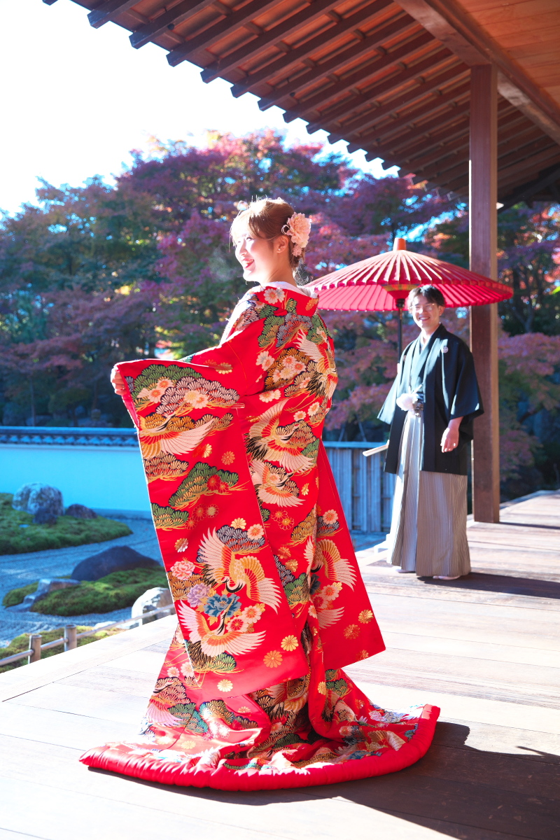 振り返る動きも、映像の一部