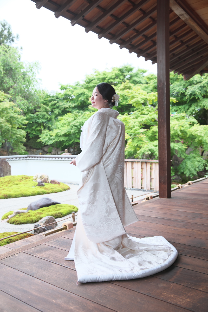 新緑に佇む、美しき後ろ姿