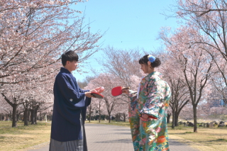 桜と青空をバックに卓球がご趣味のお二人の思い出のひと時