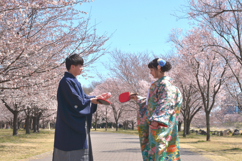 桜と青空をバックに卓球がご趣味のお二人の思い出のひと時