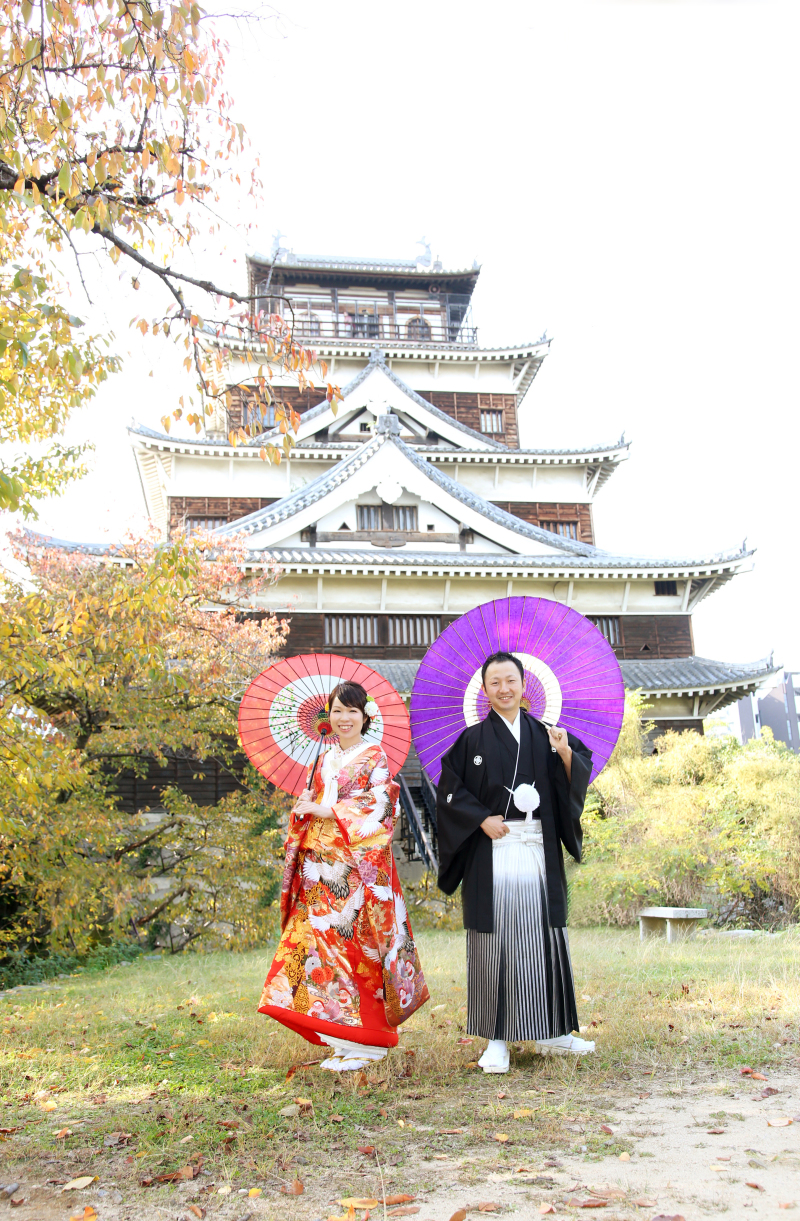 お城をバックに