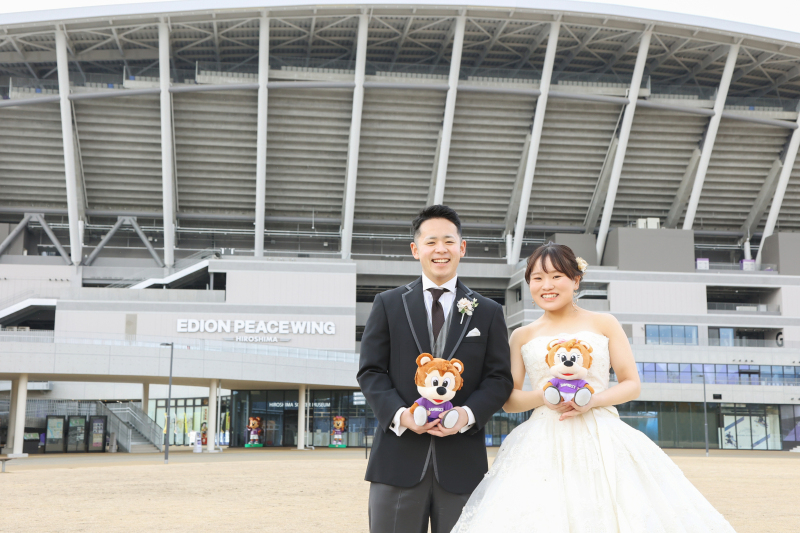 スタジアムをバックに