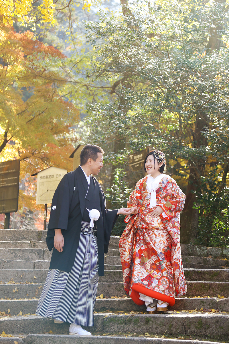 手を取り合って