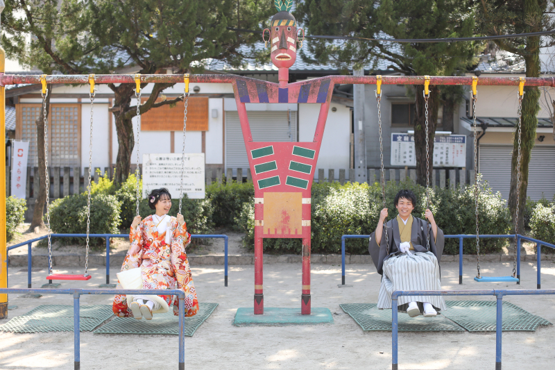和装でブランコ