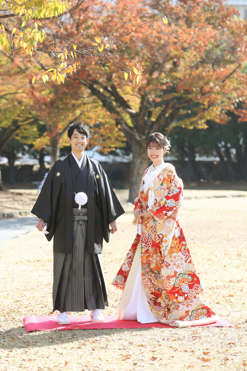 紅葉をバックに