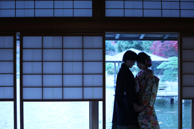 障子とふたりのシルエットが美しい一枚。