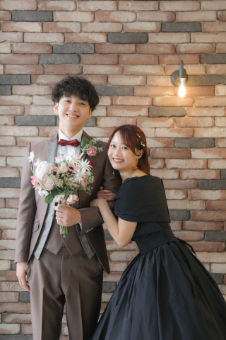 白ドレスと黒ドレス