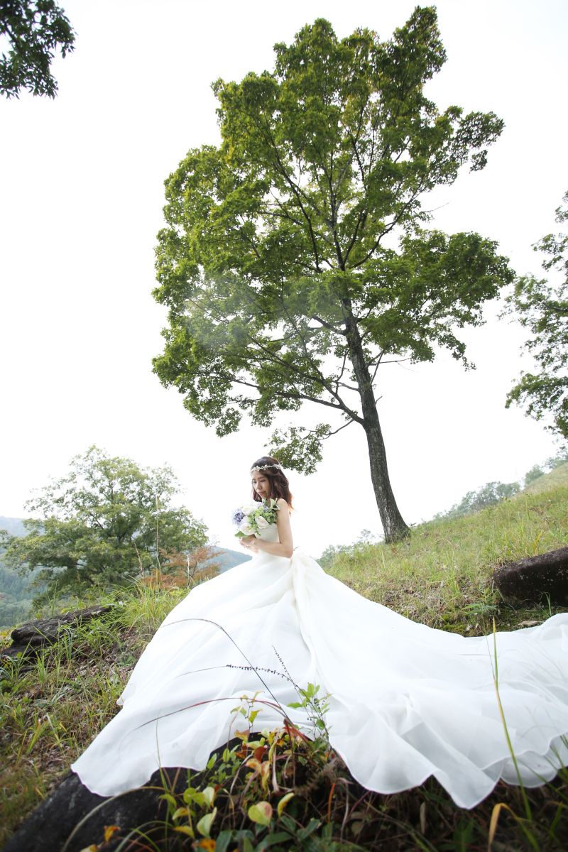 腰かけたショットは定番だけど外さない可愛さ♡