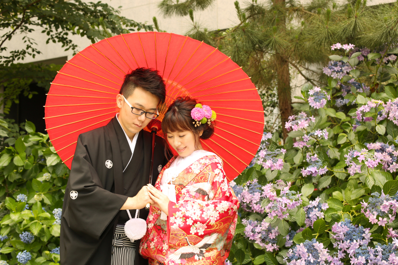 和装前撮りの定番・撮影アイテムといえば、番傘!