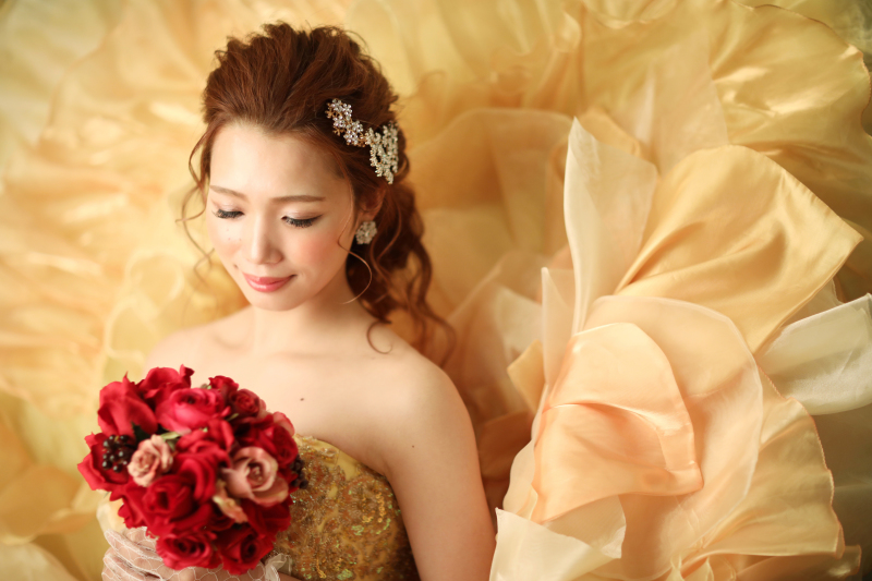 黄色のドレスは