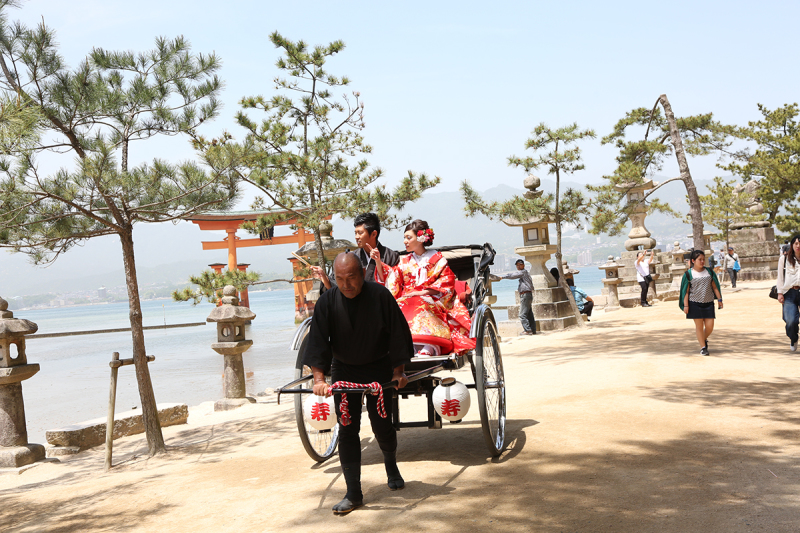 人力車で厳島神社へ