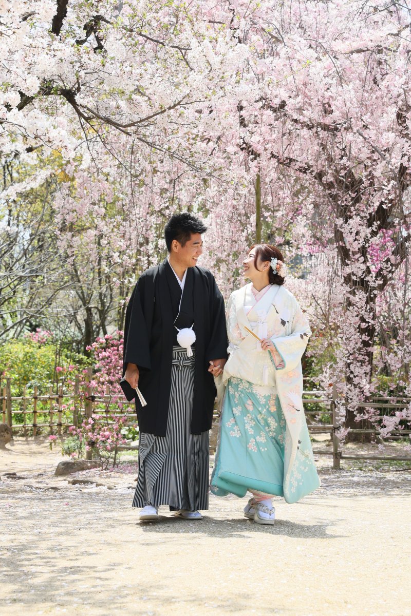 桜をバックに和やかに