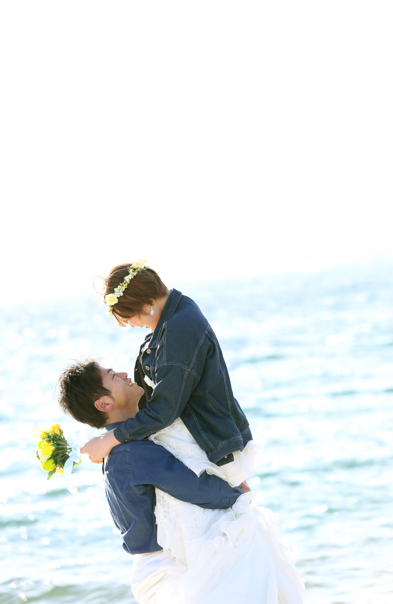 ふわふわドレス姿の花嫁さんを抱っこする新郎さん♡