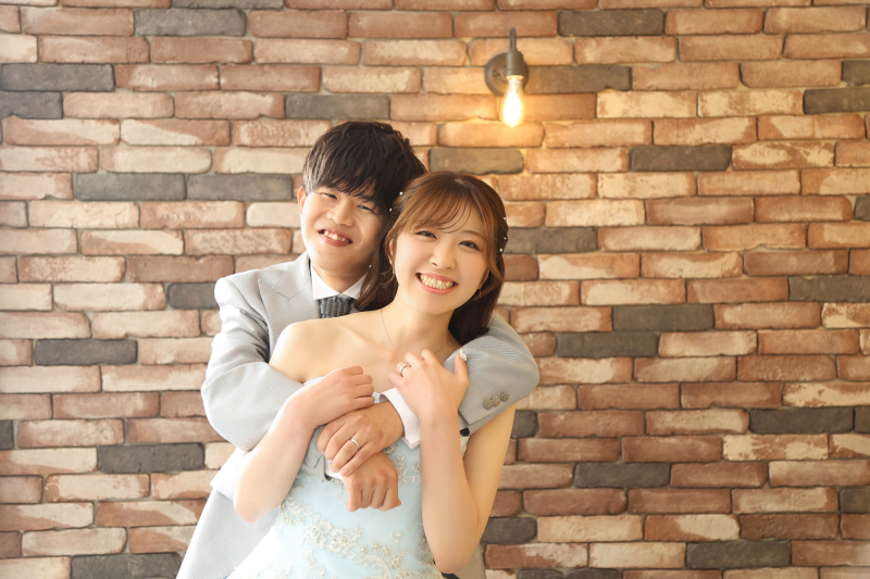 バックハグで笑顔満点!