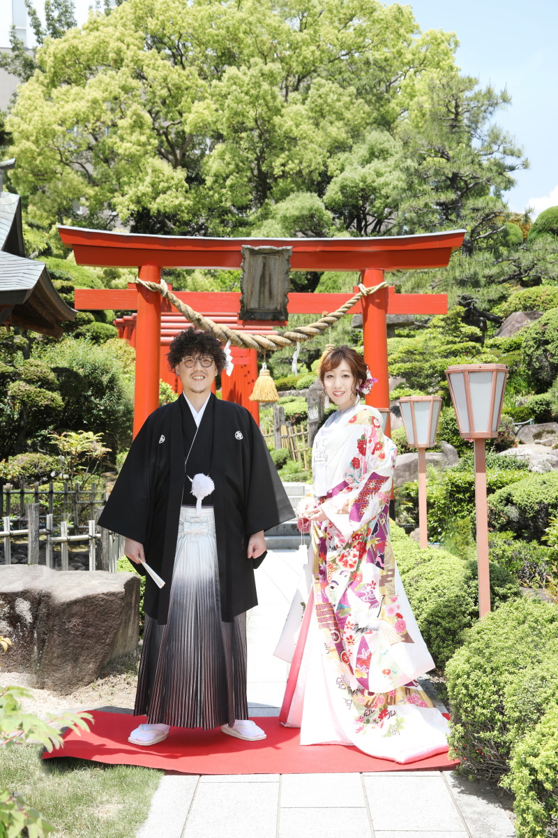 鳥居をバックに