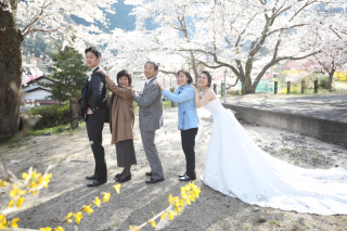 家族と一緒にロケーションウェディング