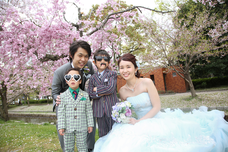 カラードレスで家族写真