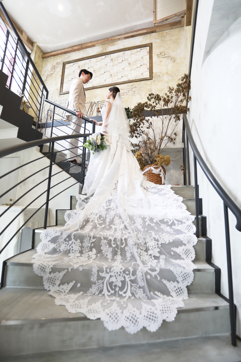 スタジオへ向かう階段で