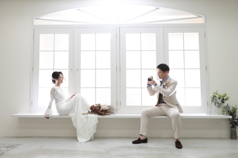 ナチュラルなスタジオで自然な表情を