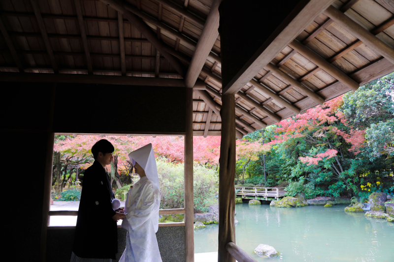 公園の片隅にひっそりと佇む隠れ家庭園