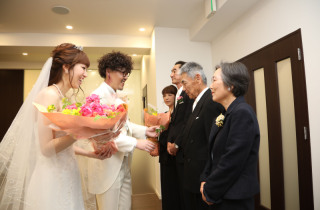 ご両親へ花束贈呈