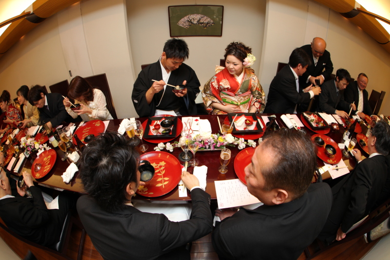 会食付きプラン◆お好きな衣装2着でフォトウェディング《衣装2着+アルバム10ページ+フォトフレーム2個+食事6名様分》